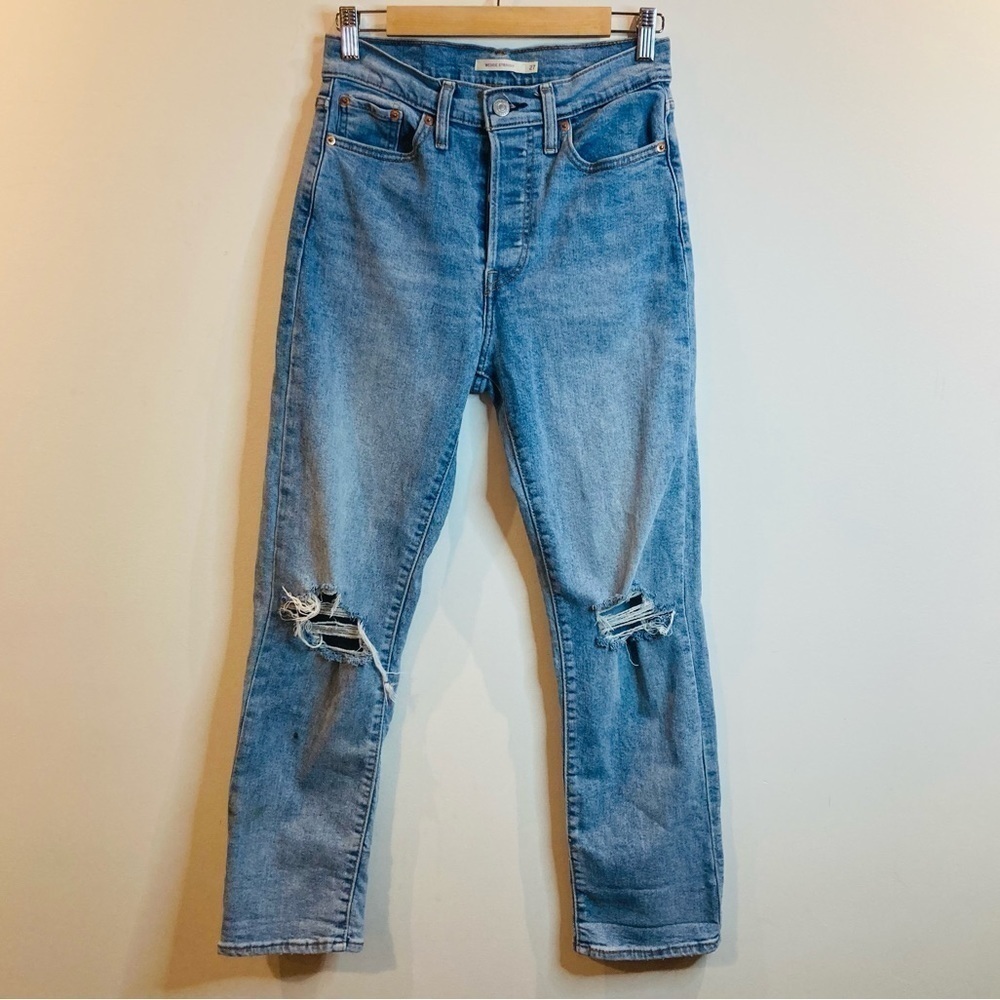 LEVI’S WEDGIE Sz 27 Wedgie Straight Distressed Light Washed Jeans